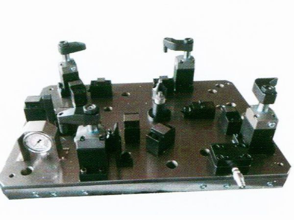 齒輪室(shi)罩蓋(gai)液壓裌具